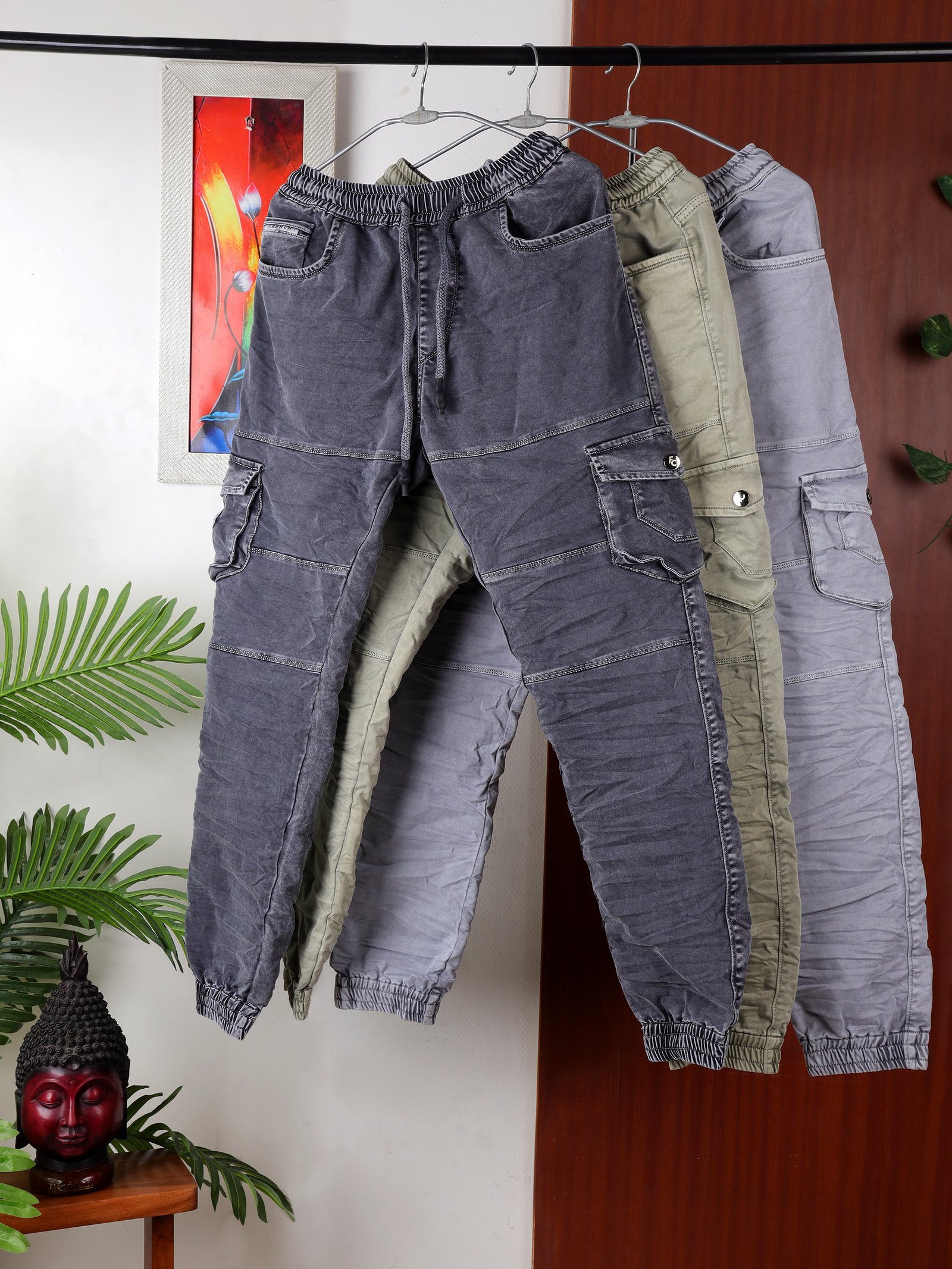 Un edificio con una puerta roja y un árbol frente a él